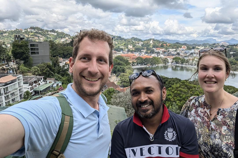 Kandy: UNESCO Heritage City Tour by Local Bus