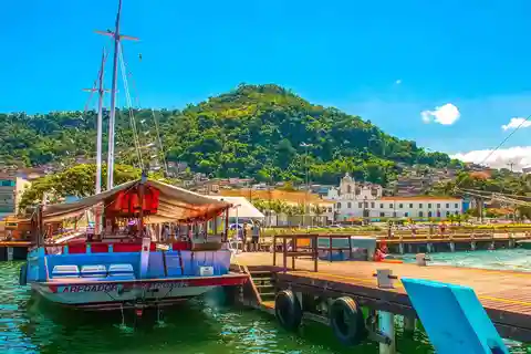 Visita guiada a Angra, com partida de Angra + almoço incluído