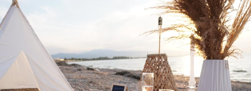 Pique-nique romantique à Corinthe au bord de la mer