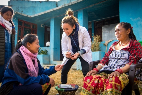 Vrijwilligerswerk en retraites voor gemeenschapsbetrokkenheid op het platteland van Nepal