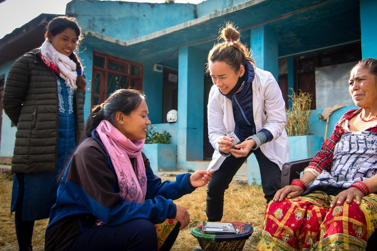 Vrijwilligerswerk en retraites voor gemeenschapsbetrokkenheid op het platteland van Nepal