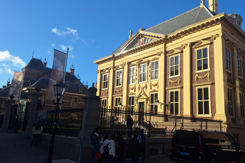 The Hague & Delft: Art, Royals & Delft Blue Private Day Tour Italian speaking guide.