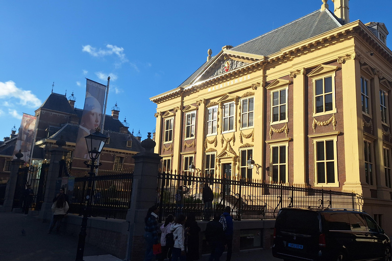 The Hague & Delft: Art, Royals & Delft Blue Private Day Tour Italian speaking guide.