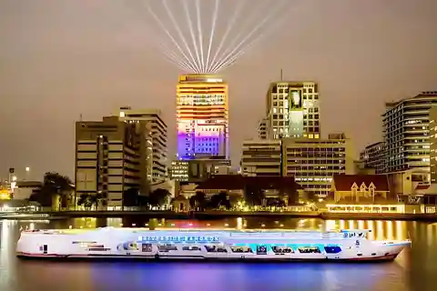 Bangkok: Carnaval Party Dinner Cruise op de Chao Phraya
