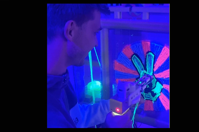 TUFTING: Learn how to make a rug during a fun class in Valencia