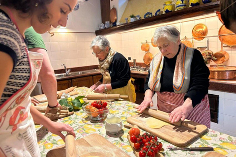 Sorrento: Clase de pasta y tiramisú en casa de un lugareño