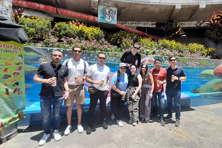 Medellín: Experience Comuna 13 with a local guide and weave your own souvenir [Max. 8]