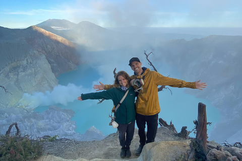 Banyuwangi: Ijen Crater Bluefire and Sunrise Guided Trek