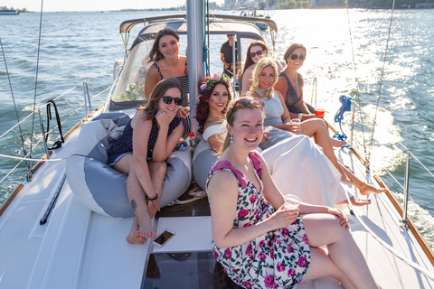 Toronto: Sailing Yacht Cruise of Toronto Harbor and Islands Shared 2-hour Day or Sunset Sailing Cruise