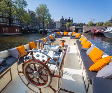 Amsterdam: German Canal Cruise with Unlimited Drinks Option