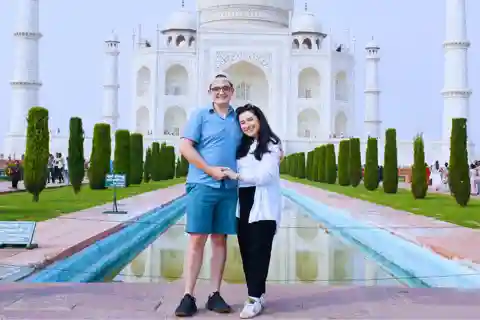 From Delhi: Agra City Overnight and Taj Mahal Tour by Car