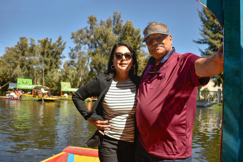 Xochimilco Mexican Fiesta com bebidas e lanches ilimitados.