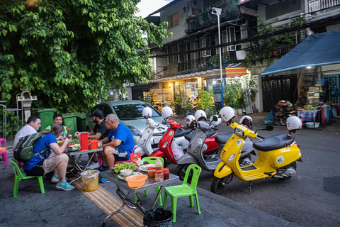 Phnom Penh: Poranny targ i wycieczka Foodie Vespa Tour