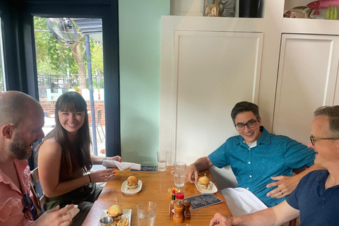 DC: tour gastronomico dei quartieri locali con DrinkEatWalk ToursDC: tour gastronomico nel quartiere con DrinkEatWalk Tours