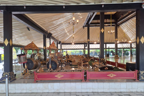 Yogyakarta: Sultan Palace and Water castle Guided Tour Water castle Guided Tour