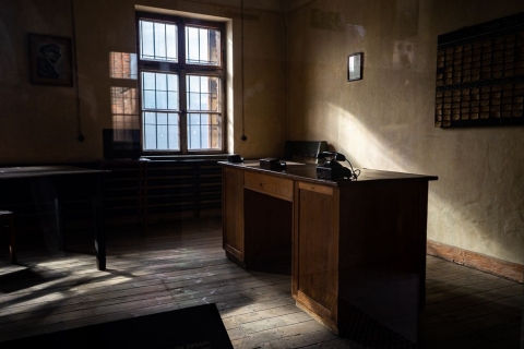 Vanuit Krakau: dagtocht met gids Auschwitz-BirkenauTour in het Pools met ophaalservice vanaf je hotel en lunch