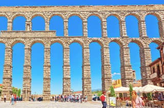 Madrid: Ganztägige Kleingruppentour nach Segovia & Ávila mit Abholung