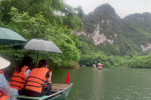 Ninh Bình: Bai Dinh, Trang An en Mua Cave dag privétourNinh Bình: Bai Dinh, Trang An en Mua Cave op de motor