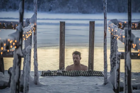 Rovaniemi: Sauna & Ice Swimming Tour with Dinner and Aurora