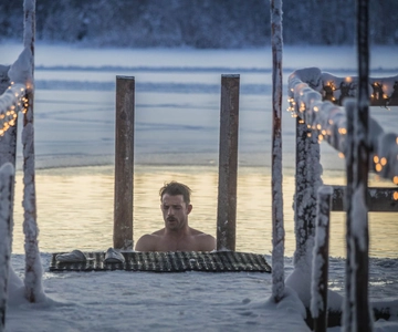 Rovaniemi: Sauna & Ice Swimming Tour with Dinner and Aurora