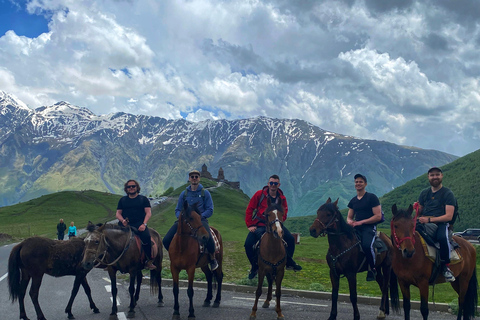 Rijd te paard naar de Gergeti Drievuldigheidskerk en beklim een berg