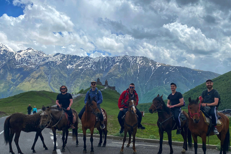 Montez à cheval jusqu&#039;à l&#039;église de la Trinité de Gergeti et atteignez le sommet d&#039;une montagne