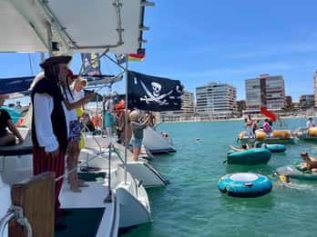 Torrevieja: fiesta pirata con el catamarán Apaleo.