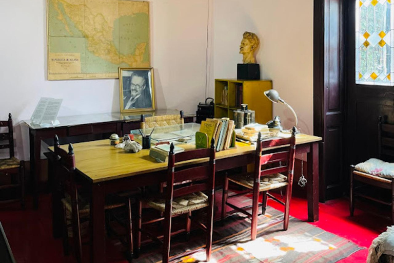 Mexico City: Intimate Frida Walking Tour & La Casa Azul.