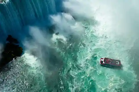 Toronto: Niagara Falls Day Tour with Hornblower Cruise