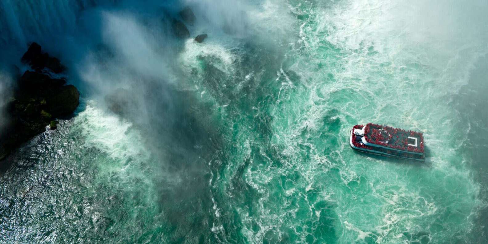 Toronto: Niagara Falls Tour with Cruise and Behind The Falls