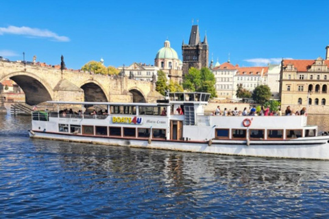 1-hour cruise with drinks included Praha: One-hour cruise around Prague with a drink included