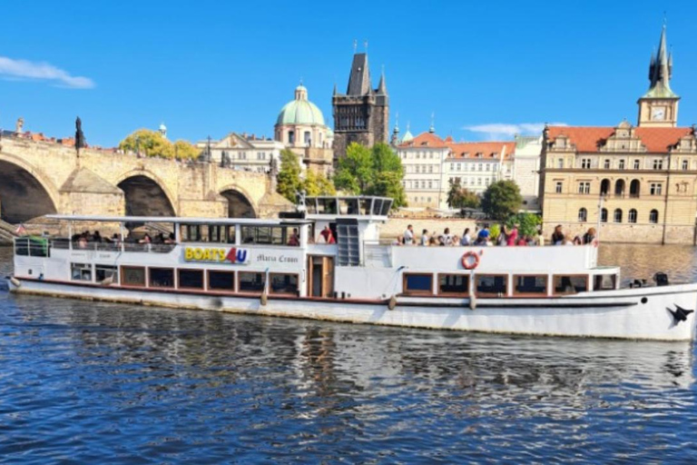 1-hour cruise with drinks included Praha: One-hour cruise around Prague with a drink included