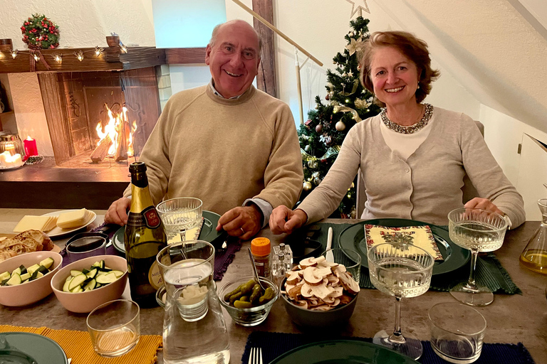 Zurich: Home-Hosted Cheese Dinner with Fondue or Raclette