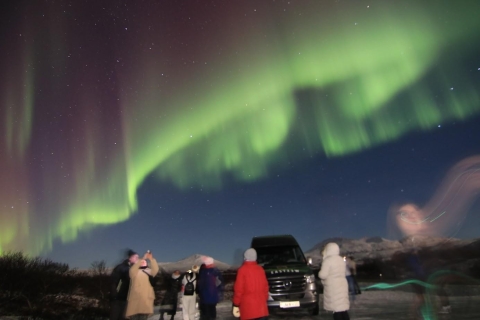 Reykjavik : observation d’aurores boréales en minibus privéObservation d’aurores boréales en minibus