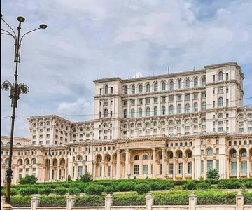 Bucharest Panoramic City Tour & Street Food