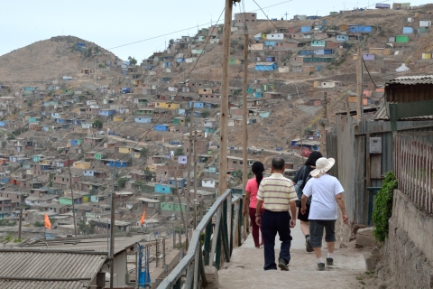 Lima: Prywatna wycieczka po lokalnych społecznościach z rodzinnym lunchemOpcjonalny program poranny