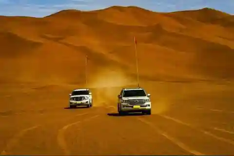 Doha: 4x4 Wüstensafari mit Kamelritt & Sandboarding