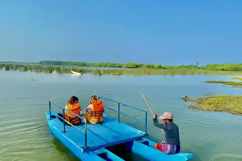 Arugambay :Pottuvil Lagoon Boat Safari Eco Tours