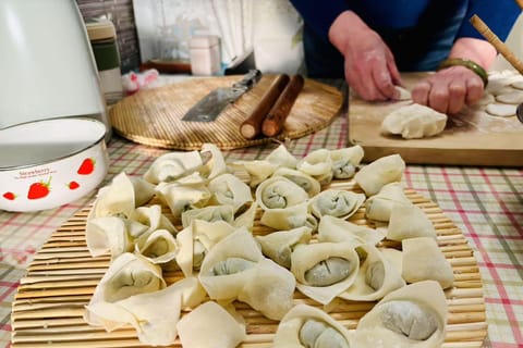 Beijing: Dumpling Cooking Class with Wet Market Tour in CBD