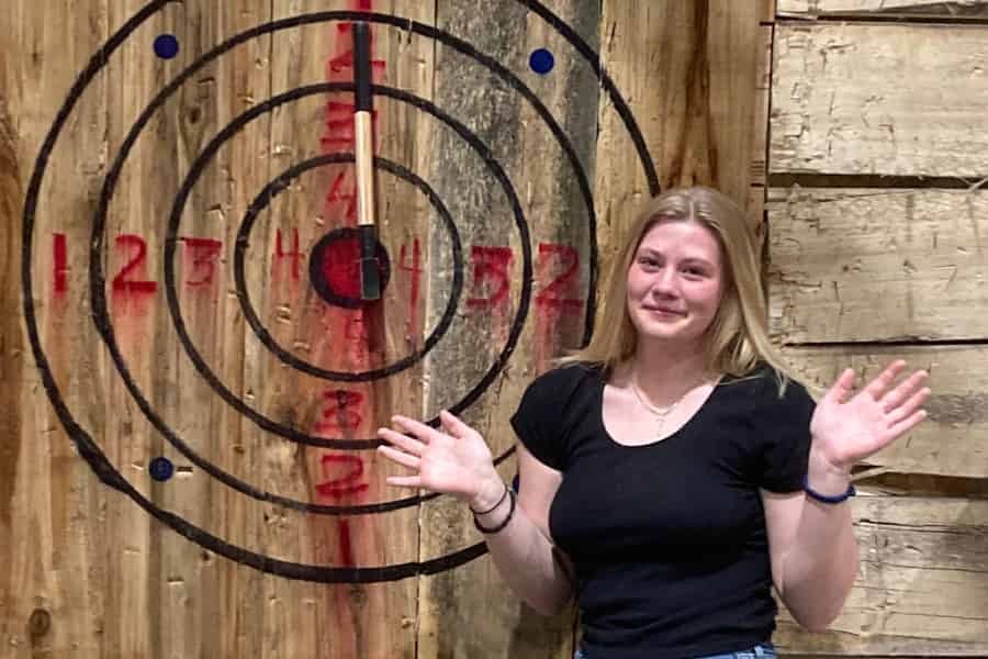 Fairbanks: Axtwerfen mit Ninja-Sternen. Foto: GetYourGuide
