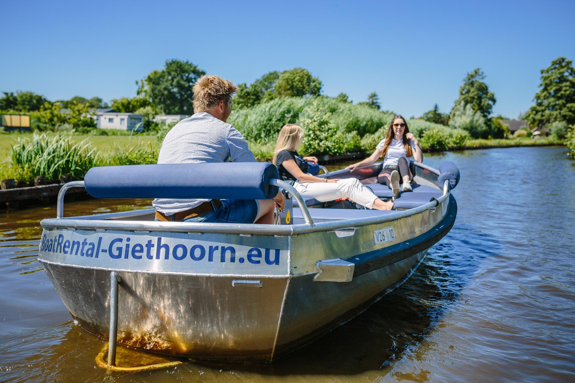 Giethoorn: Tagespass mit Boot zum Selbstfahren, Parkplatz und Kaffee