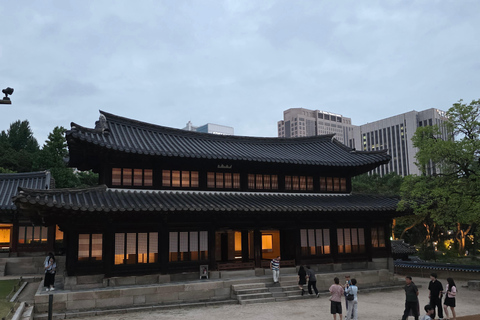 Seoul: Deoksugung Palace Night Tour with Guide