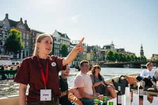 Amsterdam: German or English Canal Cruise with local guide