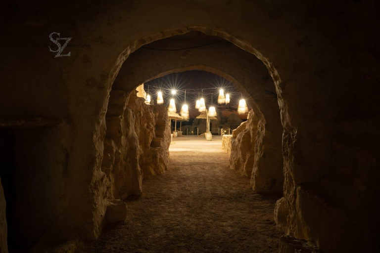 Guerre Stellari e tramonto nel deserto a Ksar Ghilane