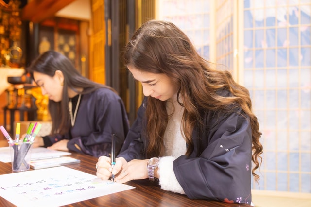 Osaka: Temple Tour and Traditional Calligraphy Lesson