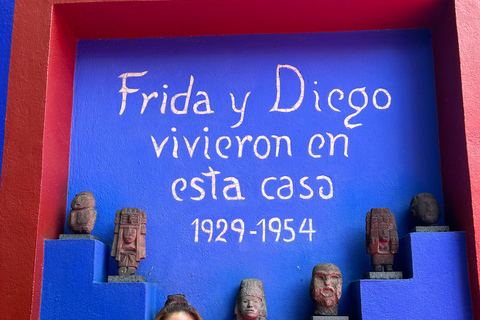 Mexico City: Intimate Frida Walking Tour & La Casa Azul.