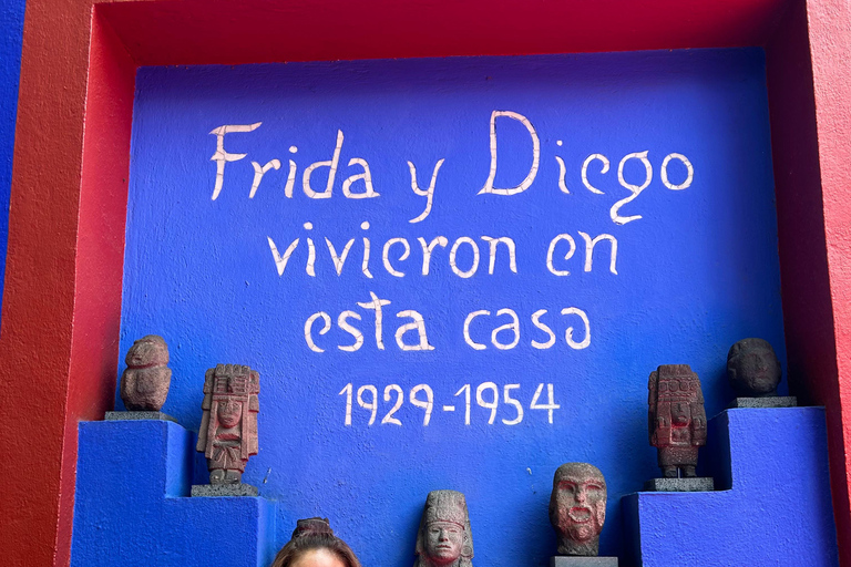 Mexico City: Intimate Frida Walking Tour & La Casa Azul.