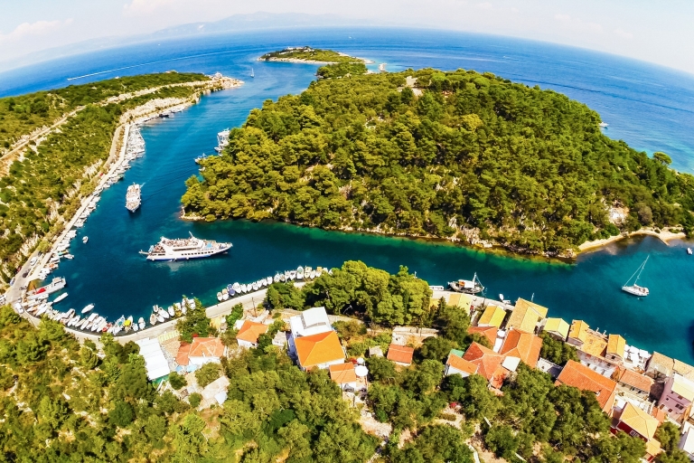 Vanuit Korfoe: boottocht Paxi-eilanden en blauwe grottenVanuit de haven van Lefkimmi: boottocht naar Paxi Gaios