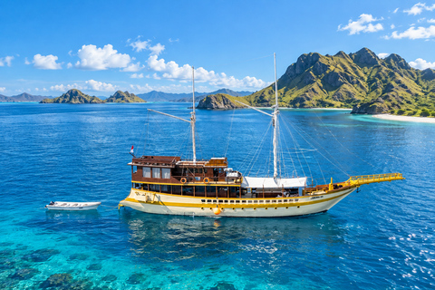 Labuan Bajo: 3-Day Komodo Sailing Luxury Boat with All Fees Deluxe Boat - Private Standar Room (2pax/room)