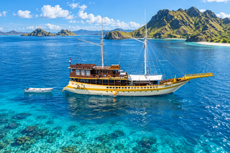 Labuan Bajo: 3-Day Komodo Sailing Luxury Boat with All Fees Deluxe Boat - Private Standar Room (2pax/room)